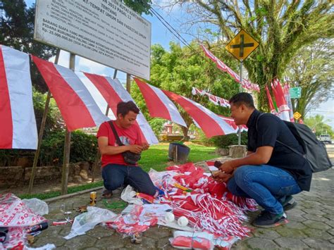 Manfaatkan Momen Kemerdekaan Pedagang Musiman Bendera Asal Gatut Raup