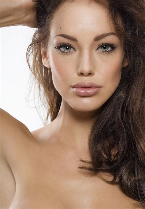 Mujer Modelo Morena Pelo Largo Simple Cara Ojos Verdes Labios