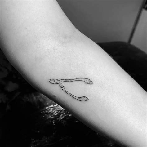 Wishbone Tattoos Meaning Embrace The Symbolic Power Of Arrow Cross Tattoos