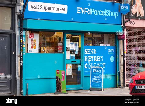 Evri parcelshop hi-res stock photography and images - Alamy