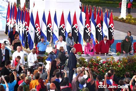 Ortega y Murillo celebran el aniversario de la Revolución con un petit