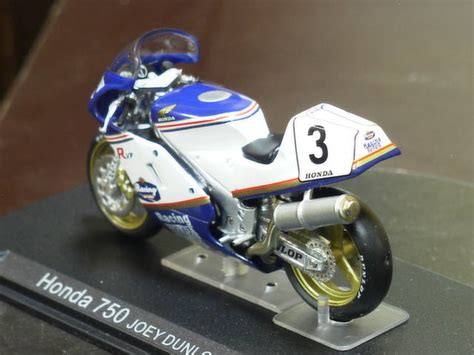 Joey Dunlop Honda RFV750 1985 1 24