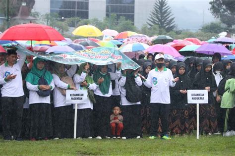 Peringati Hari Santri Nasional Ribuan Warga Banjarnegara Ikuti Jalan