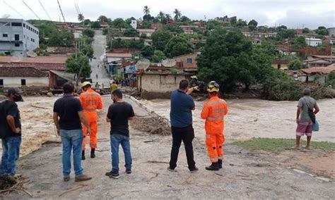 Chuvas em Minas Gerais seis pessoas morreram e 92 cidades já