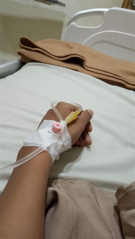 Pin By Urbae On Sick Sick Sick Girl Hand With Drip In Hospital Injection Hand Pic Hands With