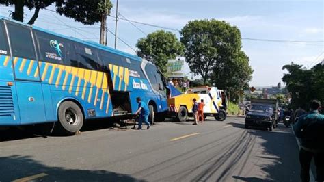 Diduga Rem Blong Bus Tabrak Angkot Di Jalur Puncak Bogor