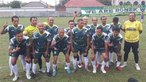 Foto Lesatan Gol Cak Imin Bermain Sepakbola Bersama Pemain Eks Persebaya