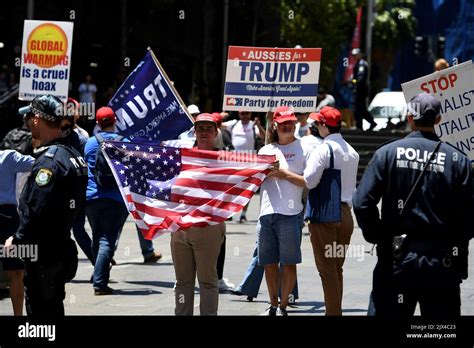 Un Peque O Grupo De Manifestantes Pro Trump Intenta Interrumpir Una