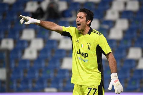 Gianluigi Buffon cuelga los guantes y se despide tras 28 años en el