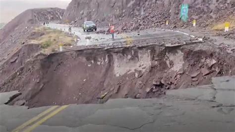 Überschwemmungen nach Starkregen Wassermassen reißen Straße im Süden