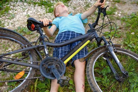 L Adolescent Est Tomb De La Bicyclette Et A T Traumatis Photo Stock