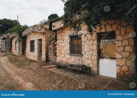 Antiga Casa De Pedra Abandonada Grama Crescendo No Telhado Imagem