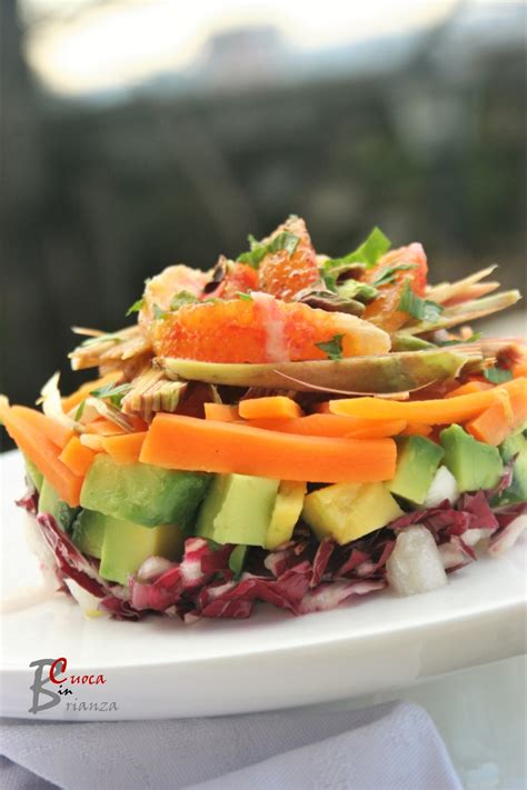 Insalata Invernale Con Radicchio Avocado Carote Carciofi E Arance