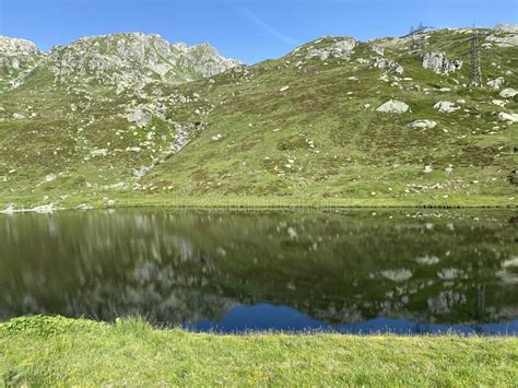 Zomeratmosfeer Op Het Meer Van Lago Di Rodont In Het Zwitserse