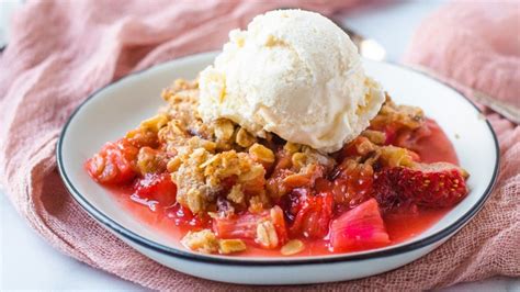 Easy Strawberry Rhubarb Crisp Recipe