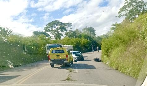 Vídeo Colisão entre carro e moto deixa motociclista gravemente ferido