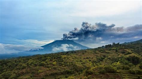 Geliat Kembali Terjadi Gunung Agung Terpantau Muntahkan Abu Tebal