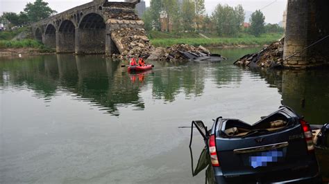 Crolla Il Ponte Auto E Moto Finiscono Nel Fiume Tre Morti In Cina