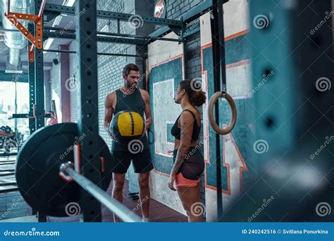 Entrenador Sosteniendo Una Pelota Deportiva Y Hablando Con Una Chica