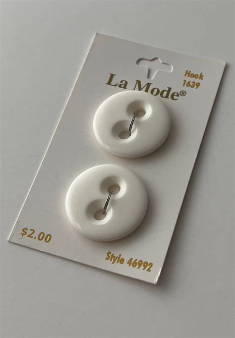 Vintage Large White Buttons On Card Jeu De 2 Boutons La Mode Boutons