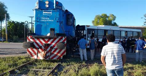 Violento Choque Entre Un Tren Y Un Colectivo En Caucete