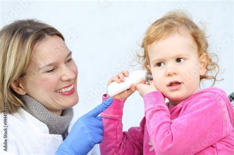 Kinderärztin misst Fieber bei Kleinkind Kind kaufen Sie dieses Foto