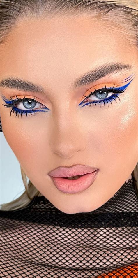 40 Trendy Eyeshadow Looks Cobalt Blue Graphic Liner