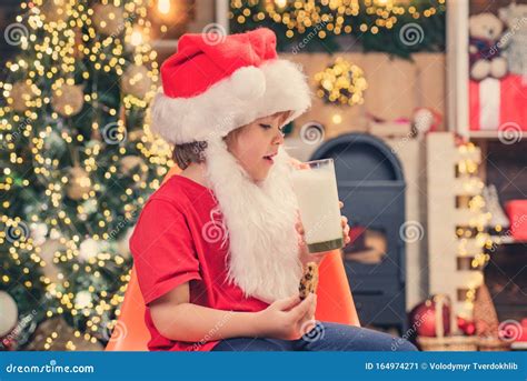 Leite E Biscoito De Gengibre Para O Papai Noel Contra Fundo De Luz De