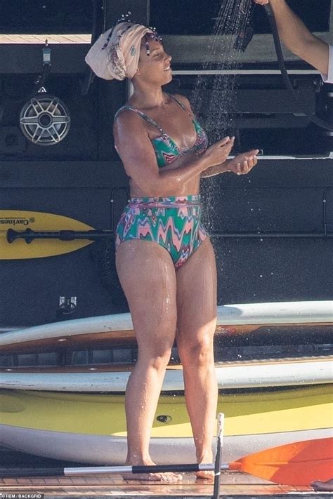 Alicia Keys EXCL She Shows Off Her Amazing Abs In Bikini In Cabo San