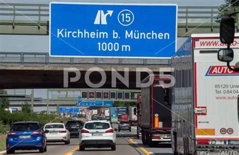 Viel Verkehr auf der Autobahn A99 bei München Juli 2022 Deutschland