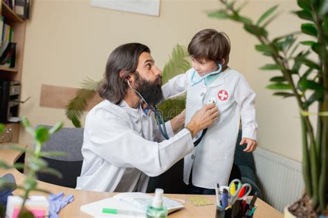 M Dico Pediatra Examinando Uma Crian A No Consult Rio M Dico