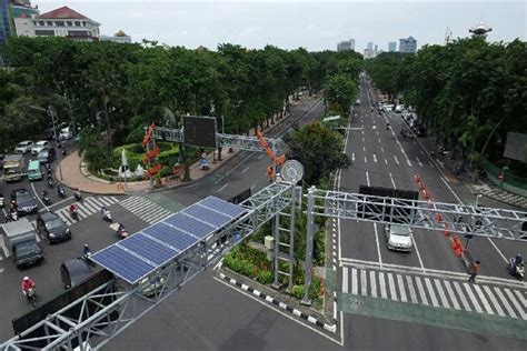 Foto Gunakan Pembangkit Listrik Tenaga Surya Surabaya Mampu Hemat