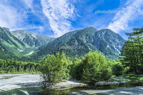 長野県 新緑が美しい夏の上高地 穂高連峰と梓川 写真素材 7495414 フォトライブラリー Photolibrary