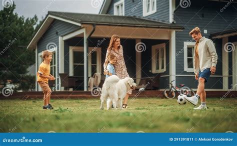 Familia Pasa Tiempo Libre Con Sus Hijos Y Un Perro Mascota Jugando A La