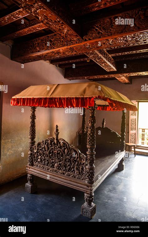 Kings bed, Padmanabhapuram Palace, typical Keralan architecture, Tamil Nadu, India Stock Photo ...