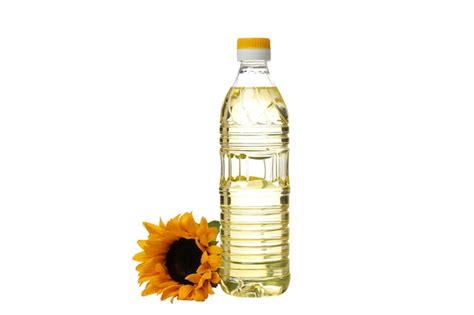 Aceite de PNG en botella de plástico y girasol aislado sobre fondo