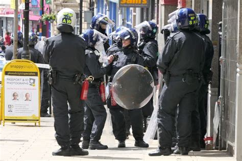 Croydon Police Stand Off Flats Evacuated And People Locked In Shops