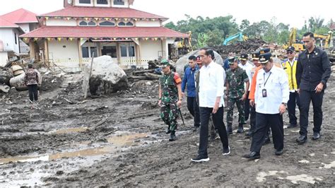 Presiden Jokowi Dan Ibu Iriana Tinjau Area Terdampak Longsor Dan Banjir