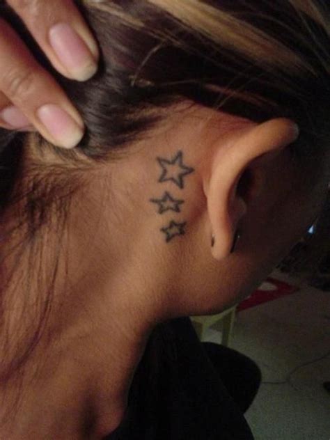 3 Stars Behind Ear Tatuajes Pequeños De Estrellas Ideas De Tatuaje Femenino Tatuajes En La