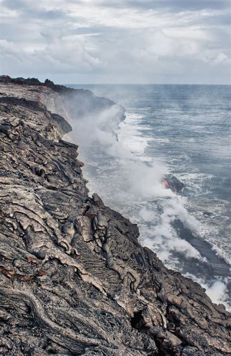 Lava Que Entra En Erupci N En El Oc Ano Pac Fico En Hawaii Foto De