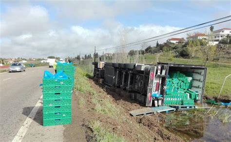 Un accidente obliga a cortar más de dos horas la EX 300 cerca de