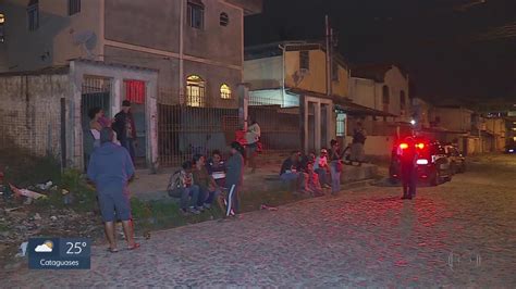 Atiradores invadem casa matam quatro e ferem bebê em Ribeirão das