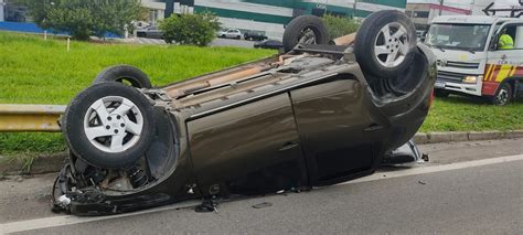 Motorista Cochila Ao Volante E Capota Carro Na Dutra Em S O Jos Dos