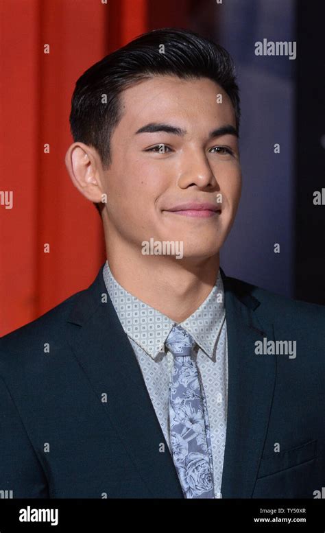 Miembro Del Reparto Ryan Potter La Voz De Hiro Asiste Al Estreno De La