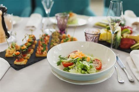 Ajuste De Cena Elegante Sistema De Lujo De La Tabla Del Comedor Foto