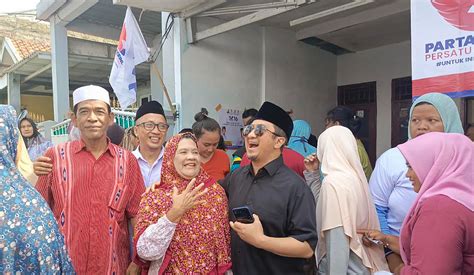 Diserbu Warga Untuk Foto Bareng Caleg Perindo Yusuf Mansur Senang