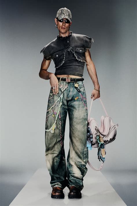 Acne Studios Spring 2025 Men’s Fashion Show & Collection Review [PHOTOS]