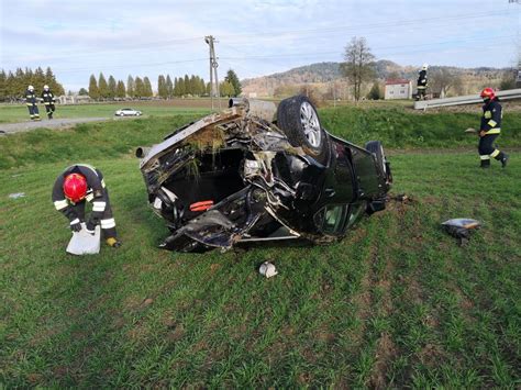 Wypadek na DW 980 w Siemiechowie Lexus wypadł z drogi i dachował