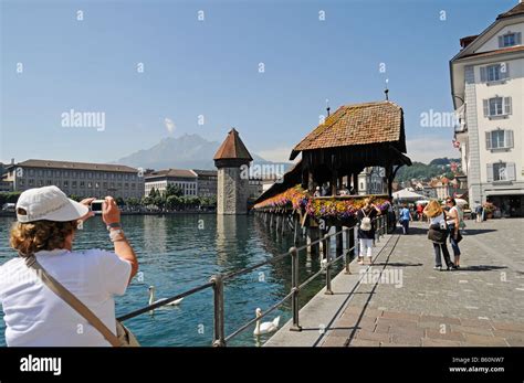 Touristen fotografieren Wasser Kapellbruecke Kapellbrücke Fluss