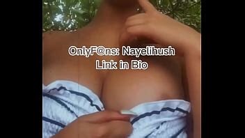 Latina caliente muestra sus tetas en público frente a varias personas en la playa XNXX